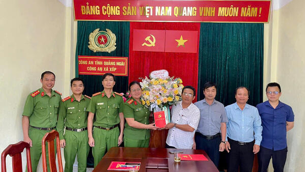 Thường trực Đảng ủy - HĐND - UBND xã Xốp thăm, tặng quà Công an xã nhân dịp kỷ niệm 80 năm Ngày truyền thống Công an nhân dân Việt Nam (19/8/1945 - 19/8/2025) và 20 năm Ngày hội Toàn dân bảo vệ an ninh Tổ quốc (19/8/2005 - 19/8/2025)