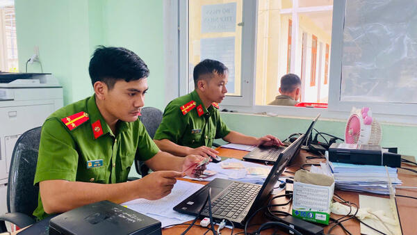 CÔNG AN XÃ XỐP, TỈNH QUẢNG NGÃI THỰC HIỆN KẾ HOẠCH CAO ĐIỂM CẤP ĐỔI THẺ ĐẢNG VIÊN VỚI TINH THẦN “LÀM VIỆC NGOÀI GIỜ HÀNH CHÍNH, KỂ CẢ THỨ BẢY, CHỦ NHẬT”
