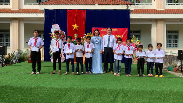 Đồng chí Nguyễn Mạnh Thắng Tỉnh Ủy viên, Trưởng ban Pháp chế HĐND tỉnh Quảng Ngãi cùng Đoàn công tác dự lễ khai giảng các trường trên địa bàn xã Xốp, tỉnh Quảng Ngãi