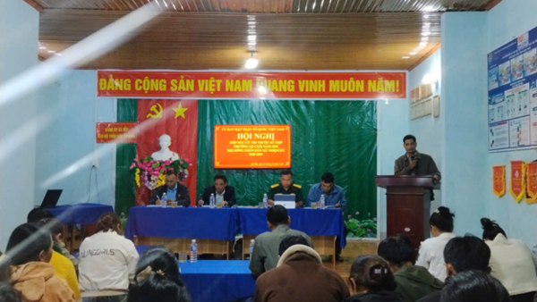 Đồng chí Trần Trọng Từ - Bí thư Đảng ủy, Chủ tịch HĐND xã tiếp xúc cử tri tại thôn Đăk Choong.