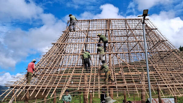 Bà con nhân dân thôn Xốp Dùi, xã Xốp triển khai sửa chữa Nhà Rông truyền thống của dân tộc Gié Triêng