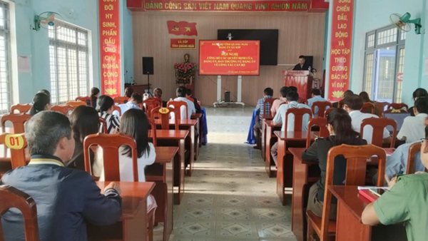Đảng ủy xã Xốp công bố các quyết định của Đảng ủy, Ban Thường vụ Đảng ủy về công tác cán bộ.