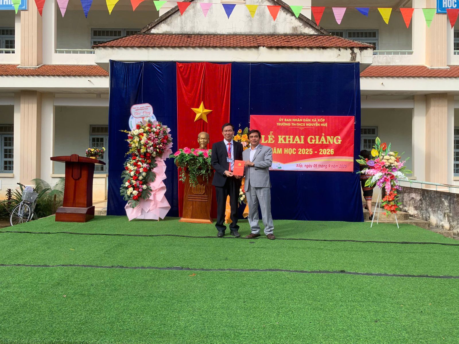 https://xop.quangngai.gov.vn/upload/2007074/fck/adminxaxop/2_%20B%C3%AD%20th%C6%B0%20%C4%90%E1%BA%A3ng%20%E1%BB%A7y%20trao%20qu%C3%A0.jpg