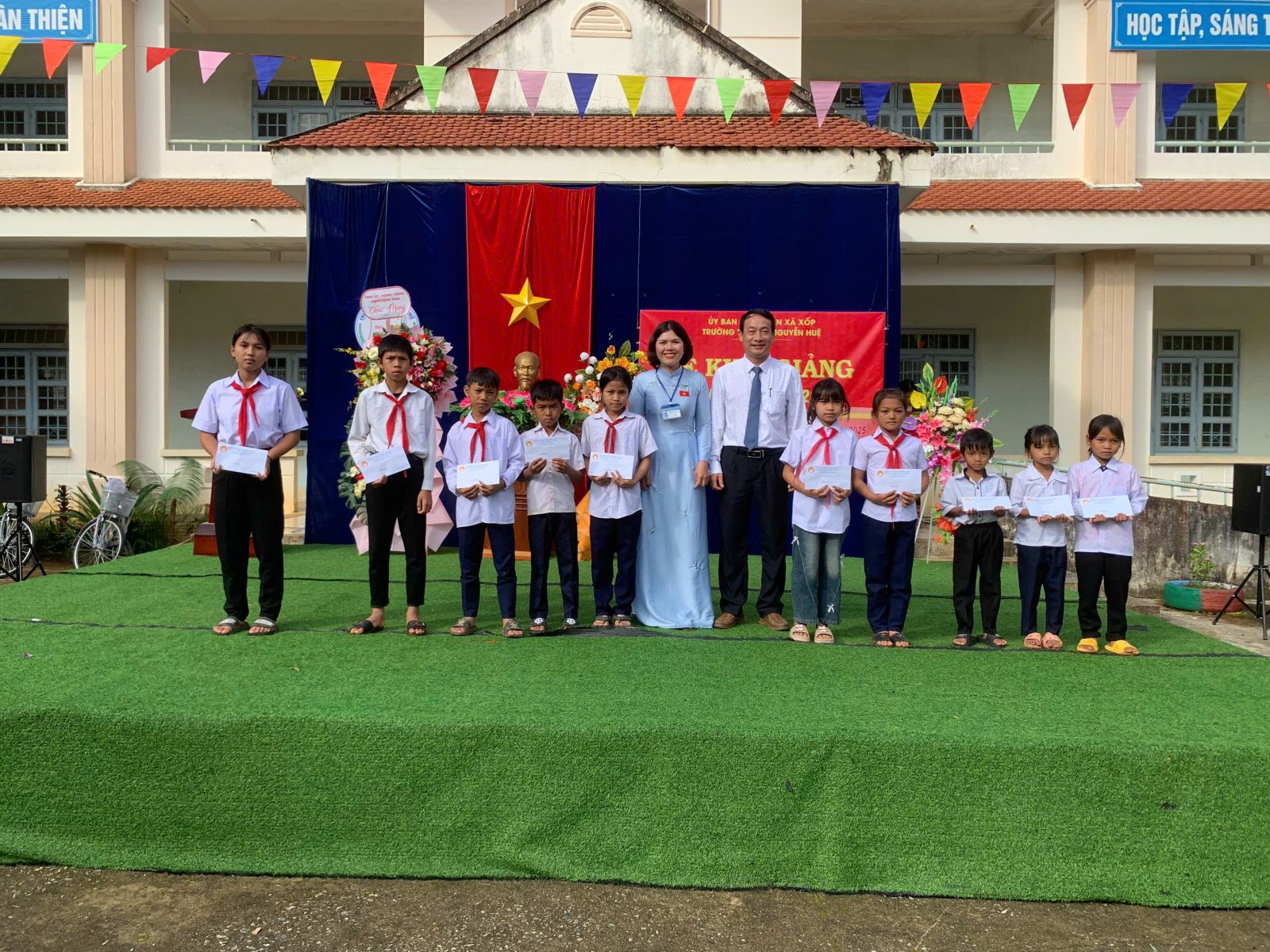 https://xop.quangngai.gov.vn/upload/2007074/fck/adminxaxop/3_L%C3%A3nh%20%C4%91%E1%BA%A1o%20t%E1%BB%89nh%20trao%20h%E1%BB%8Dc%20b%E1%BB%95ng%20c%E1%BB%A7a%20HKH%20t%E1%BB%89nh.jpg