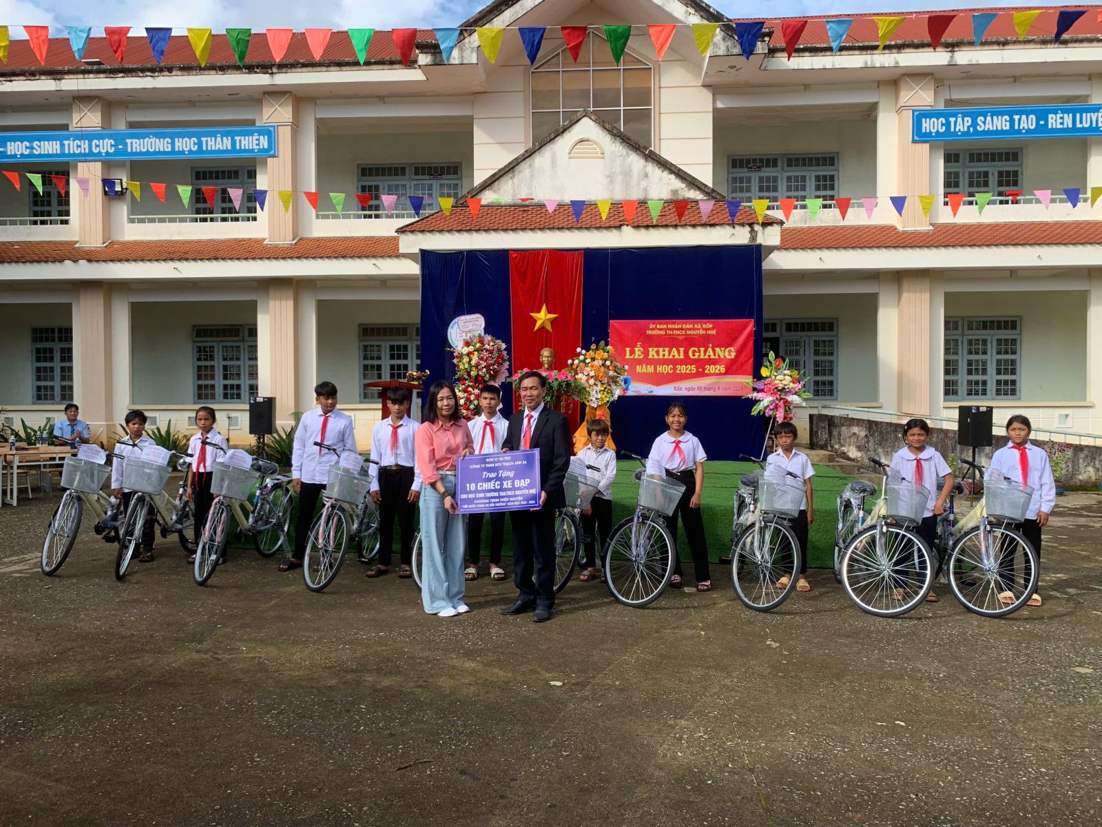 https://xop.quangngai.gov.vn/upload/2007074/fck/adminxaxop/4_CTTNHH%20Th%E1%BA%A1ch%20Anh%20Sa%20t%E1%BA%B7ng%20xe%20%C4%91%E1%BA%A1p.jpg